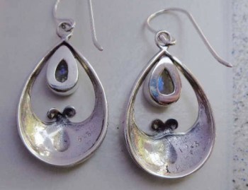 Zilveren oorbellen met facet geslepen regenboog Maanstenen